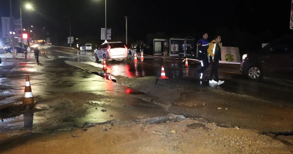 Bodrum’da patlayan içme suyu hattı yolu çökertti: Ulaşım aksadı.